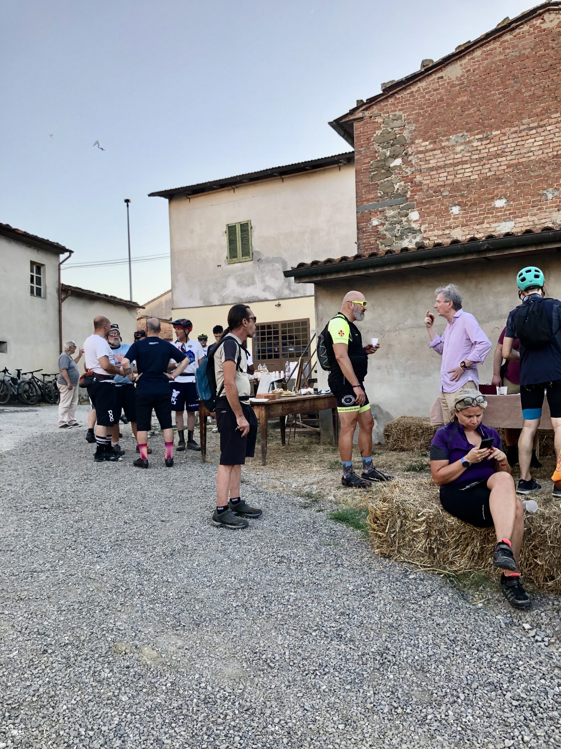 ciclisti assaggiano vino fralupaia su balle di fieno